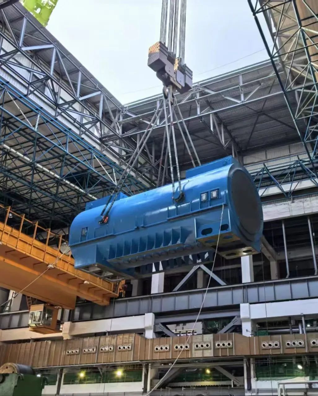 全國首次！中國核電旗下秦山核電秦二廠2號機組發電機定子更換就位